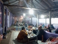 Menikmati Sensasi Kabut Pegunungan Wilis di Warung Kopi Batu Tulis Kediri
