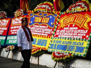 Karangan Bunga untuk Heru Budi Banjiri Balkot, Terselip Pula buat Anies