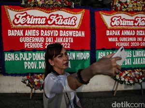 Aksi Warga Selfie dengan Karangan Bunga Perpisahan Anies
