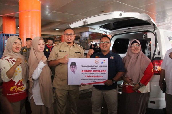 Andre Rosiade Serahkan Dua Unit Ambulans di Kota Padang