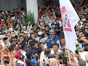Riuh Warga Sambut Kedatangan Anies di Balai Kota DKI