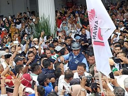 Riuh Warga Sambut Kedatangan Anies di Balai Kota DKI