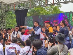 Hari Terakhir Jabat Gubernur DKI, Anies Sapa Rakyat Pinggir Kali