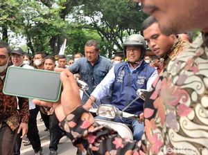 Usai Acara Perpisahan, Anies Tinggalkan Balai Kota Naik Vespa Klasik