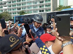 Warga Kerubungi Anies di Kawasan Bundaran HI, Diteriaki Presiden 2024 Warga Kerubungi Anies di Kawasan Bundaran HI, Diteriaki Presiden 2024