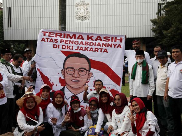 Anies Lepas Jabatan, Simpatisan Kumpul di Balai Kota Jakarta