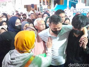 Isak Tangis Sambut Kedatangan Jenazah Ara Mahasiswi IPB Isak Tangis Sambut Kedatangan Jenazah Ara Mahasiswi IPB