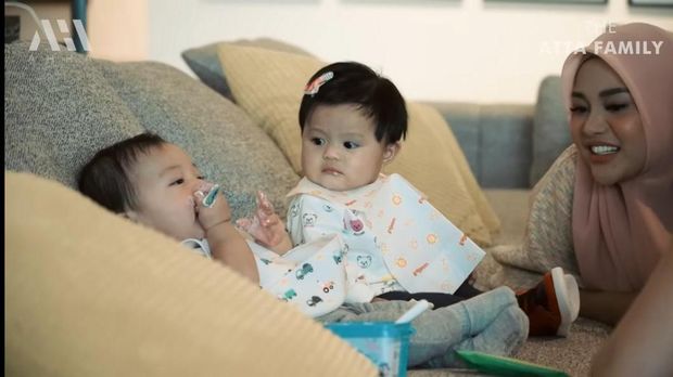 7 Potret Duo Bayi Sultan Baby Ameena & Baby Izz Playdate Bikin Gemas!