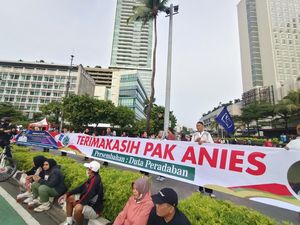Banner Terima Kasih Pak Anies Membentang di Bundaran HI