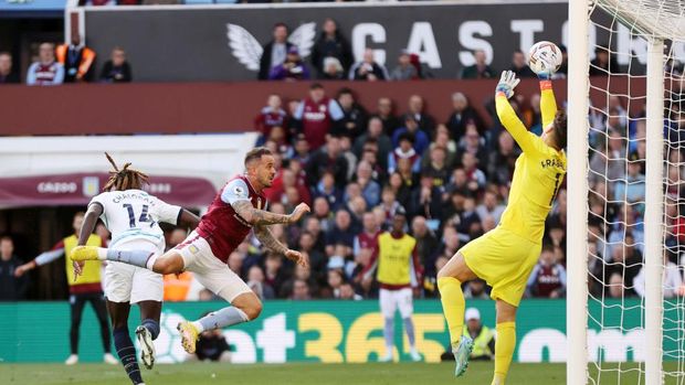 BIRMINGHAM, INGGRIS - 16 OKTOBER: Keba Arrizabalaga dari Chelsea melakukan penyelamatan dari Danny Ings dari Aston Villa selama pertandingan Liga Premier antara Aston Villa dan Chelsea FC di Villa Park pada 16 Oktober 2022 di Birmingham, Inggris.  (Foto oleh Ryan Pierce/Getty Images)