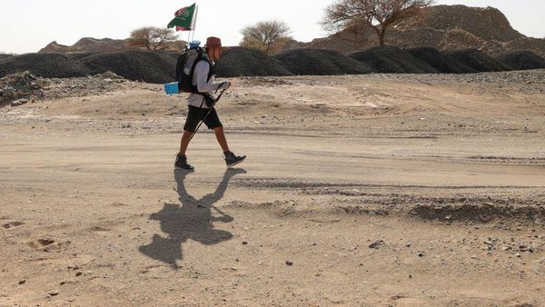 Demi Nonton Piala Dunia, Pria Ini Jalan Kaki dari Arab ke Qatar, Begini Aksinya