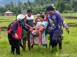 Jalan Putus karena Banjir, Ibu Mau Melahirkan di Polman Ditandu 500 Meter