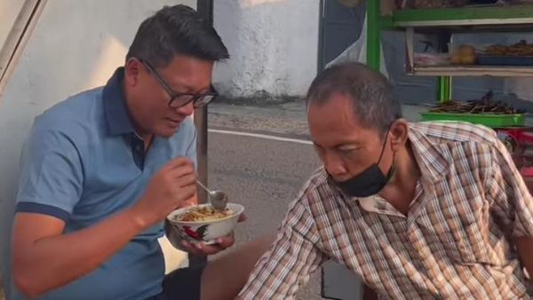 Krishna Murti Turn Back Crime, Polisi yang Doyan Jajan Kaki Lima