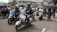 Gaya Anies Baswedan Naik Vespa Klasik Tinggalkan Balai Kota