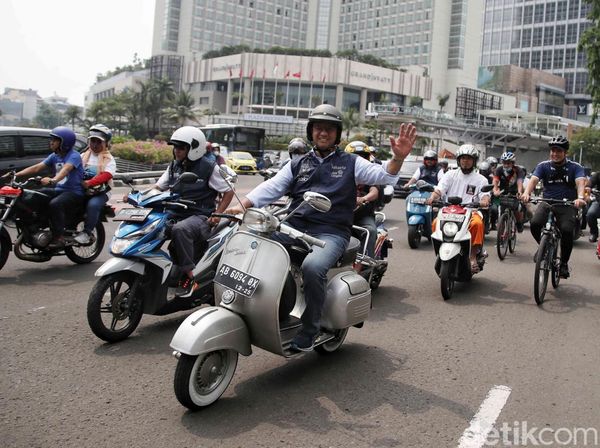 Gaya Anies Baswedan Naik Vespa Klasik Tinggalkan Balai Kota