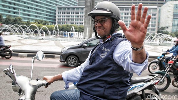 Anies Baswedan selesai menghadiri acara perpisahan jabatan sebagai Gubernur DKI Jakarta di Balai Kota. Anies pun pulang dengan naik Vespa klasik warna silver, Minggu, 16/10/2022.