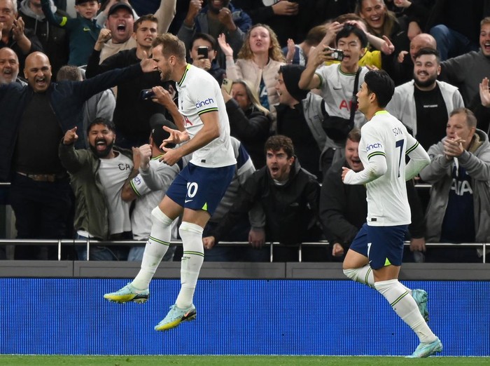 LONDON, ENGLAND - OCTOBER 15: Harry Kane of Tottenham Hotspur celebrates after scoring their teams first goal from the penalty spot during the Premier League match between Tottenham Hotspur and Everton FC at Tottenham Hotspur Stadium on October 15, 2022 in London, England. (Photo by Justin Setterfield/Getty Images)