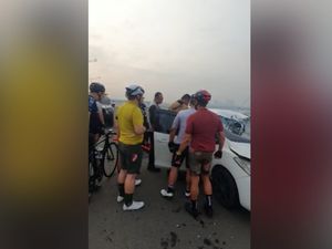 Hilang Kendali, Mobil Tabrak 6 Pesepeda di Jembatan Baruyungan PIK 2