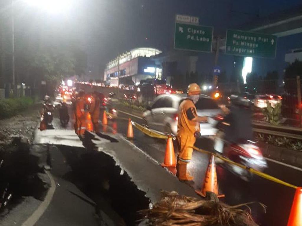 Jl RA Kartini Cilandak Jaksel Ambles, Pipa PAM Sempat Bocor Jl RA Kartini Cilandak Jaksel Ambles, Pipa PAM Sempat Bocor