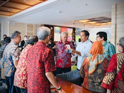 Bertemu Teman Kuliah UGM, Jokowi Singgung Ijazah Palsu