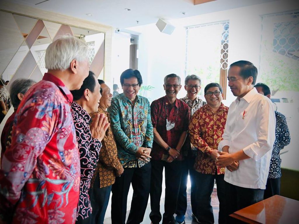 Potret Jokowi Bertemu Teman Kuliah, Nostalgia Foto Wisuda-Mapala