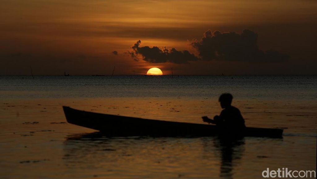Juara Pesona Matahari Terbenam di Pulau Selaru