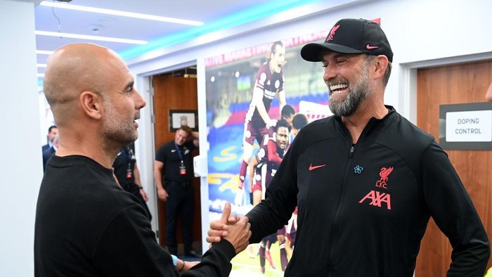LEICESTER, ENGLAND - JULY 30: Pep Guardiola, Manager of Manchester City, shakes hands with Jurgen Klopp, Manager of Liverpool, as they meet Referee Craig Pawson prior to kick off of The FA Community Shield between Manchester City and Liverpool FC at The King Power Stadium on July 30, 2022 in Leicester, England. (Photo by Michael Regan - The FA/The FA via Getty Images)