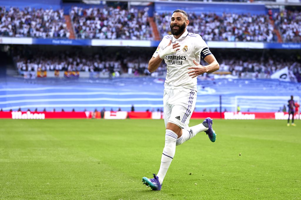 MADRID, SPAIN - OCTOBER 16: Karim Benzema of Real Madrid celebrates after scoring their side's first goal during the LaLiga Santander match between Real Madrid CF and FC Barcelona at Estadio Santiago Bernabeu on October 16, 2022 in Madrid, Spain. (Photo by Silvestre Szpylma/Quality Sport Images/Getty Images)