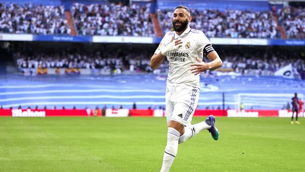 MADRID, SPAIN - OCTOBER 16: Karim Benzema of Real Madrid celebrates after scoring their side's first goal during the LaLiga Santander match between Real Madrid CF and FC Barcelona at Estadio Santiago Bernabeu on October 16, 2022 in Madrid, Spain. (Photo by Silvestre Szpylma/Quality Sport Images/Getty Images)