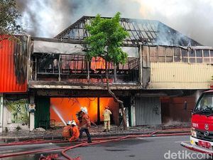 Toko di Jalan Gemblongan Surabaya Terbakar Hebat