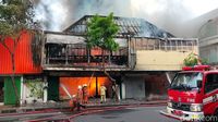 Kebakaran Ludeskan Toko Karpet di Jalan Gemblongan Surabaya