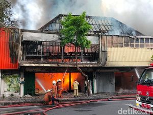 Perjuangan PMK Surabaya Berjibaku Padamkan Api Toko Karpet Gemblongan Perjuangan PMK Surabaya Berjibaku Padamkan Api Toko Karpet Gemblongan