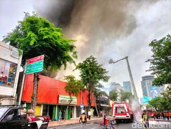 18 Mobil PMK Diterjunkan Padamkan Toko Terbakar di Jalan Gemblongan