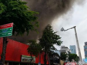 Bronto Skylift Dikerahkan Padamkan Kebakaran Toko di Jalan Gemblongan Bronto Skylift Dikerahkan Padamkan Kebakaran Toko di Jalan Gemblongan
