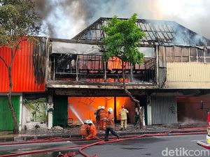 Toko di Gemblongan Terbakar, Jalan Ditutup untuk Pemadaman
