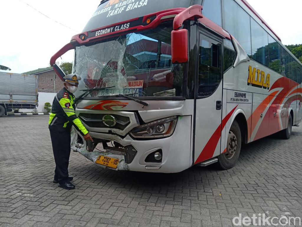Bus Mira Picu Kecelakaan Karambol Libatkan 6 Kendaraan di Magetan