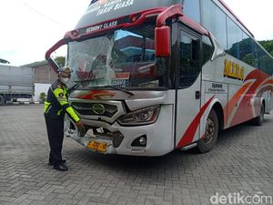 Bus Mira Picu Kecelakaan Karambol Libatkan 6 Kendaraan di Magetan Bus Mira Picu Kecelakaan Karambol Libatkan 6 Kendaraan di Magetan