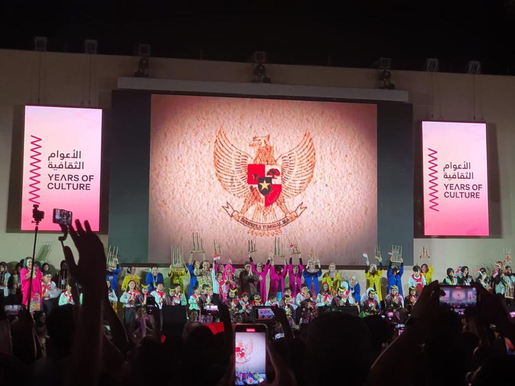 Kesenian Indonesia Pukau Warga Qatar di Flag Plaza Jelang Piala Dunia Kesenian Indonesia Pukau Warga Qatar di Flag Plaza Jelang Piala Dunia
