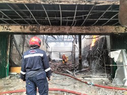 Api Pokok Kebakaran Toko Karpet Gemblongan Surabaya Padam