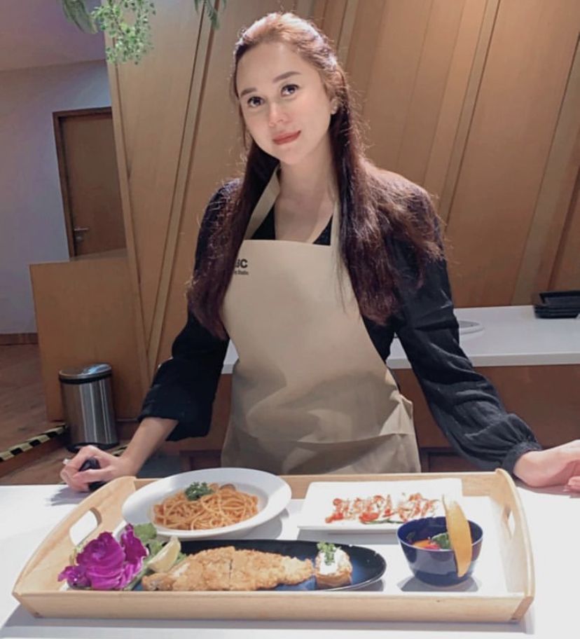 Liburan ke Eropa, si Cantik Aura Kasih Cari Seblak hingga Bajigur