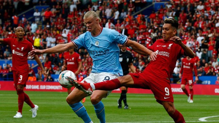Leicester, United Kingdom - JULY 30 :  L-R Manchester Citys Erling Haaland and Liverpools Roberto Firmino during The FA Community Shield match between Manchester City against Liverpool at King Power Stadium, on 30th July , 2022 at Leicester, United Kingdom.   (Photo by Kieran Galvin/DeFodi Images via Getty Images)