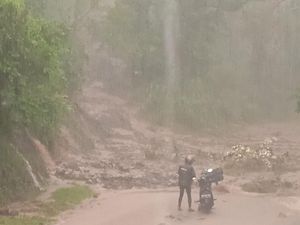 Tanah Longsor di Lombok, Rumah Rusak-Jalan Lumpuh Total Tanah Longsor di Lombok, Rumah Rusak-Jalan Lumpuh Total