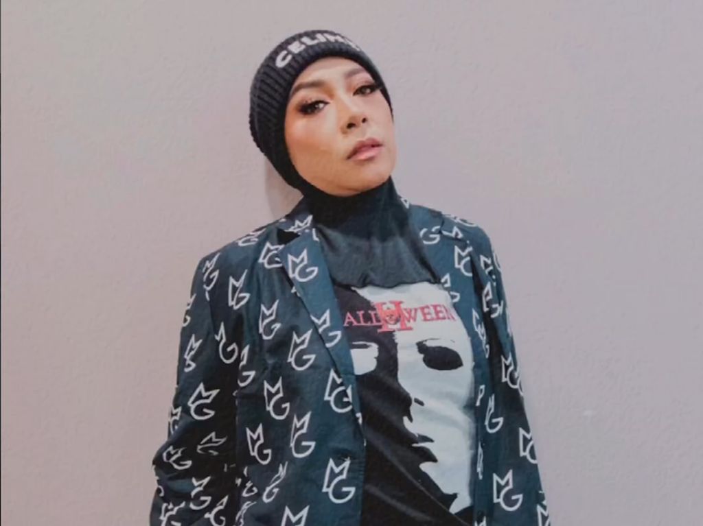 Melly Goeslaw Jalani Pola Hidup Sehat Usai Bedah Bariatrik Melly Goeslaw Jalani Pola Hidup Sehat Usai Bedah Bariatrik