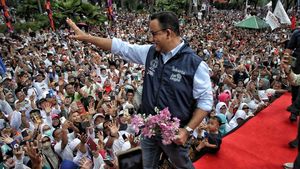 Momen Anies Sapa Warga dan Tebar Senyum Saat Perpisahan di Balai Kota