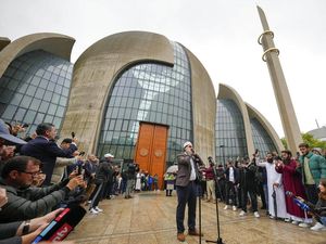 Momen Syahdu Azan Pertama di Masjid Terbesar Jerman Momen Syahdu Azan Pertama di Masjid Terbesar Jerman