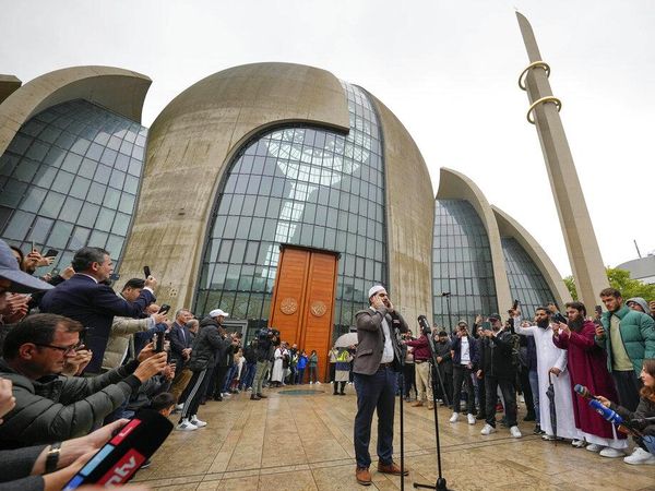 Momen Syahdu Azan Pertama di Masjid Terbesar Jerman