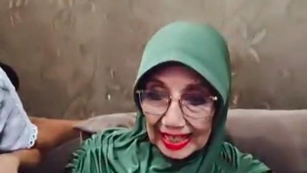 Bergincu Merah, Ini Potret Terbaru Artis Senior Nani Wijaya