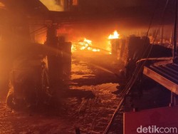Jalur Pantura Kota Pasuruan Ditutup Imbas Kebakaran Pabrik Kayu