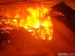 Terdengar Lebih 5 Kali Ledakan Saat Pabrik Kayu di Kota Pasuruan Terbakar