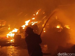 Pabrik Kayu Kota Pasuruan Terbakar, Jalur Pantura Ditutup-7 Rumah Terdampak